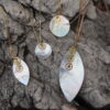 Collier nacre plume avec sautoir grand modèle – Image 4