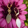Boucles d'oreilles nacres plumes – Image 4