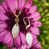 Boucles d'oreilles nacres plumes – Image 5