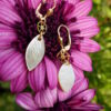 Boucles d'oreilles nacres plumes – Image 6