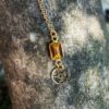 Collier pierre œil de tigre avec rouage – Image 3