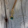 Collier pierre malachite dorée ronde avec rouage