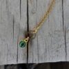 Collier pierre malachite dorée ronde avec rouage – Image 2