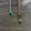 Collier pierre malachite dorée ronde avec rouage – Image 6