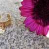 Bague épaisse dorée avec pastille et rouage – Image 5
