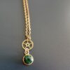 Collier pierre malachite dorée ronde avec rouage – Image 4