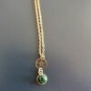 Collier pierre malachite dorée ronde avec rouage – Image 3