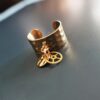 Bague épaisse dorée avec pastille et rouage – Image 2