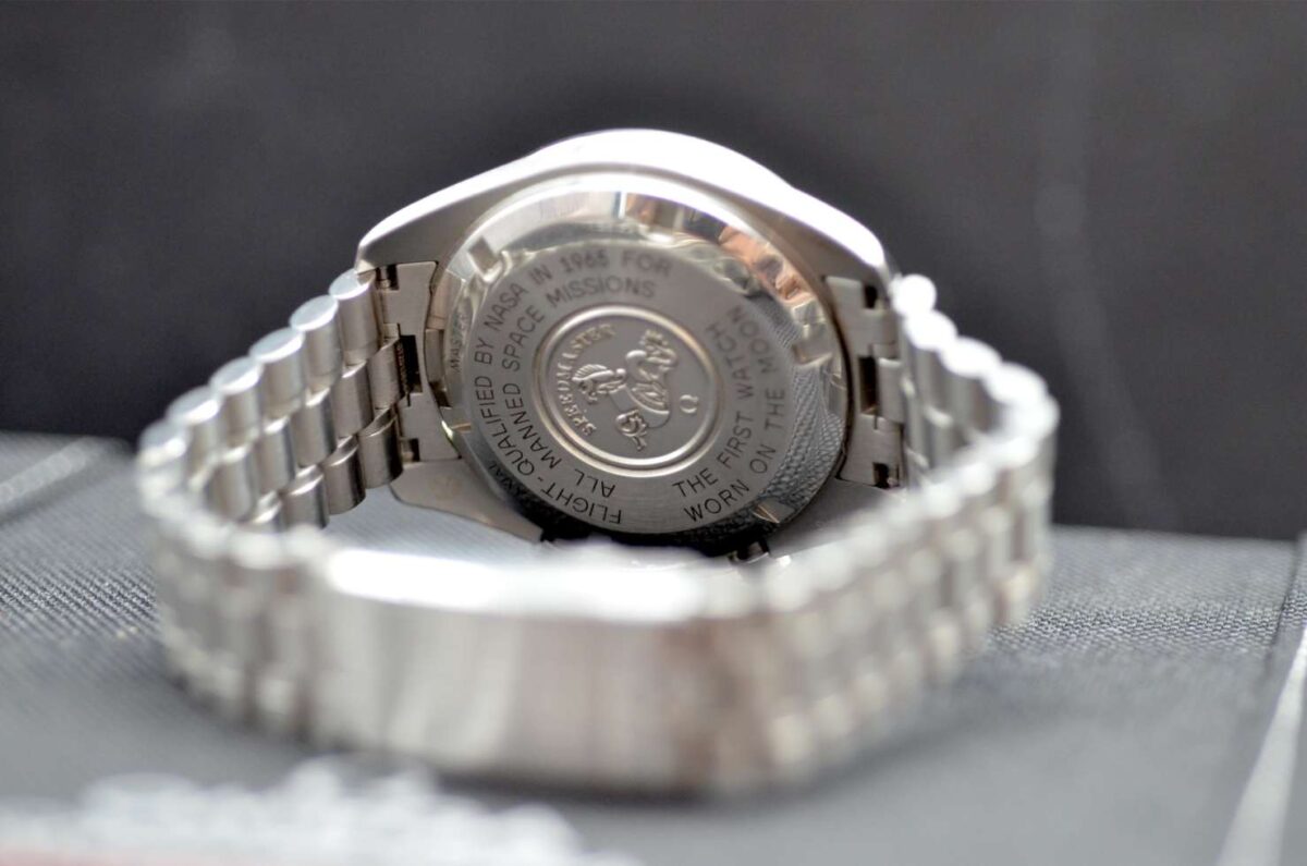 Omega Speedmaster Moonwatch Professional 3861 Hésalite – L'icône intemporelle de la conquête spatiale La Omega Speedmaster Moonwatch Professional 3861 avec verre Hésalite est bien plus qu'une montre : c'est une légende de l'horlogerie, une véritable icône portée par les astronautes lors des missions Apollo, y compris la fameuse mission Apollo 11 en 1969. Référence 310.30.42.50.01.001, ce modèle incarne la fidélité aux codes esthétiques du passé tout en bénéficiant des technologies modernes, à commencer par le calibre Co-Axial Master Chronometer 3861. Cette version du Moonwatch reprend le verre hésalite bombé, utilisé sur les modèles historiques envoyés dans l’espace, offrant un rendu vintage et une résistance aux chocs adaptée aux missions extrêmes. Le cadran noir mat affiche les compteurs du chronographe à 3, 6 et 9 heures, tout en conservant la légendaire échelle tachymétrique sur la lunette noire en aluminium anodisé. Caractéristiques techniques de la Speedmaster 3861 Hésalite : Boîtier en acier inoxydable de 42 mm inspiré des modèles Moonwatch originaux Verre hésalite bombé, fidèle au modèle porté sur la Lune Cadran noir à trois compteurs avec aiguilles blanches luminescentes Mouvement manuel Omega Co-Axial Master Chronometer calibre 3861 Certifié METAS : résistance antimagnétique jusqu’à 15 000 gauss Réserve de marche d’environ 50 heures Étanchéité jusqu’à 50 mètres Bracelet acier poli et satiné avec boucle déployante gravée du logo Omega Une montre légendaire, une fiabilité absolue La Moonwatch Professional 3861 est aujourd’hui équipée du mouvement 3861, qui combine le charme d’un remontage manuel à la précision moderne des calibres Co-Axial certifiés Master Chronometer. Ce mouvement garantit une précision, stabilité et résistance antimagnétique hors normes. Ce modèle est donc aussi bien un hommage à l’histoire qu’un instrument de précision parfaitement adapté à une utilisation quotidienne. Pourquoi choisir cette Omega Speedmaster Moonwatch ? Montre mythique portée lors des missions lunaires Esthétique fidèle à l’original avec les dernières innovations mécaniques Excellent rapport entre patrimoine horloger, innovation et valeur durable Parfaite pour les passionnés d’histoire spatiale, d’horlogerie fine et de modèles iconiques Cette Omega Speedmaster Professional 3861 Hésalite est un must-have dans toute collection de montres haut de gamme. Elle incarne à la fois l’exploration humaine, l’innovation suisse et une élégance intemporelle. Ne ratez pas l’opportunité de posséder cette montre historique. 📞 Contactez-nous dès maintenant pour plus de renseignements ou pour découvrir ce modèle en boutique.