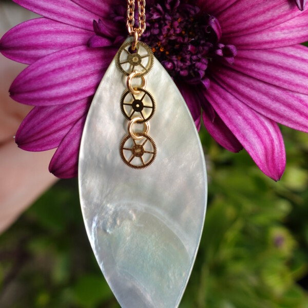 Collier nacre plume avec sautoir grand modèle