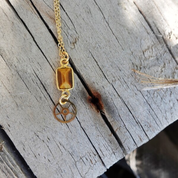 Collier pierre œil de tigre avec rouage