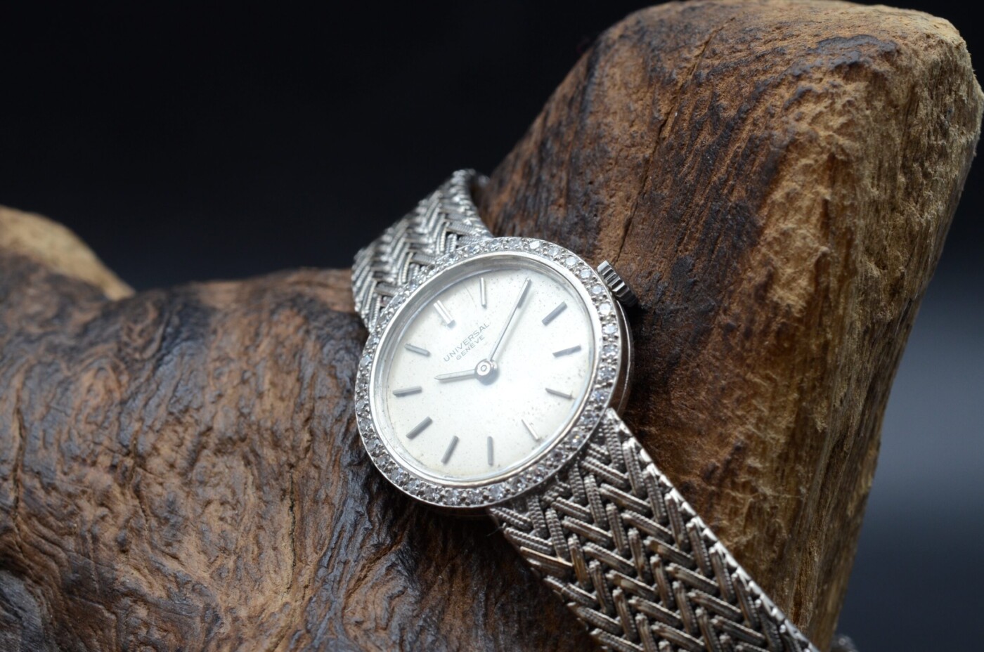 Universal Genève lady