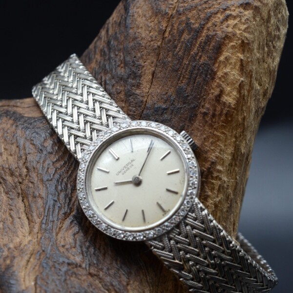 Universal Genève lady