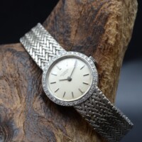 Universal Genève lady