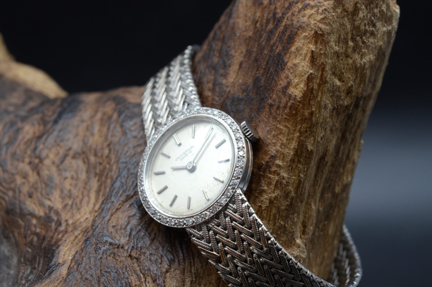 Universal Genève lady