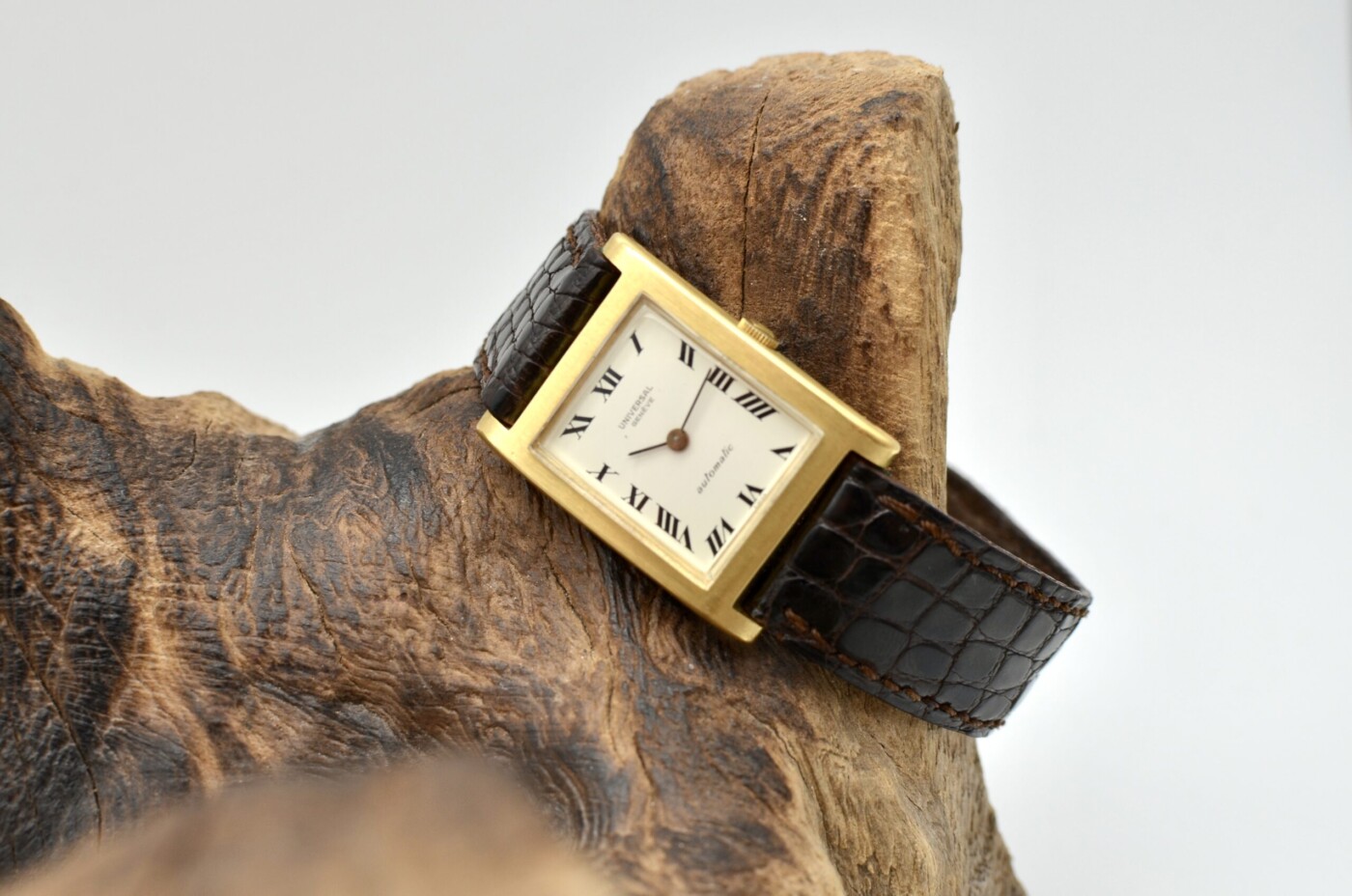 universal geneve or jaune