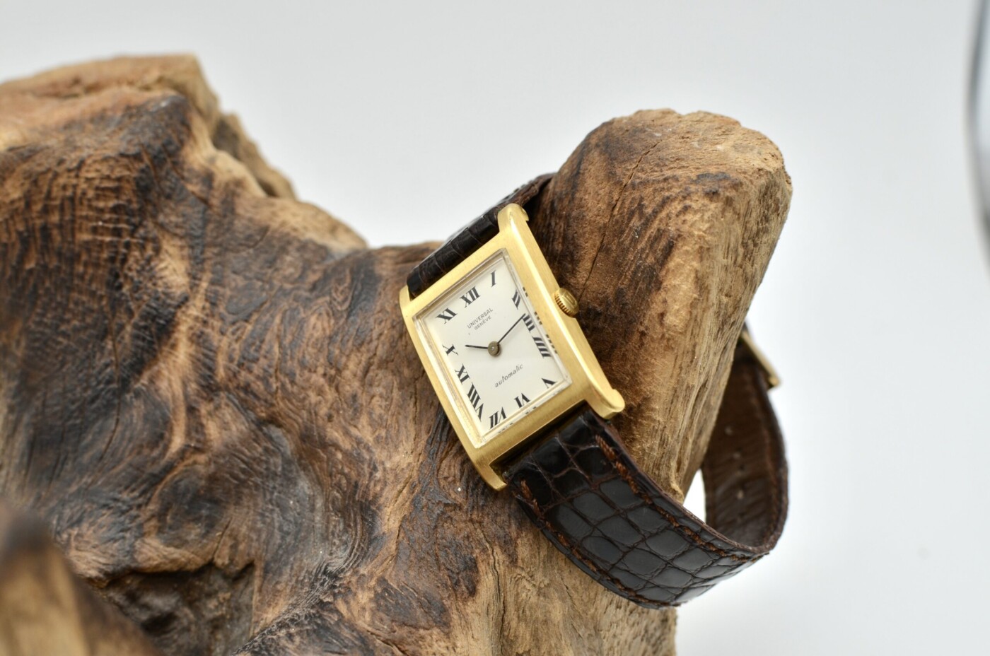 universal geneve or jaune