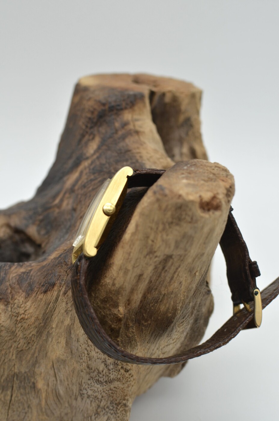 universal geneve or jaune