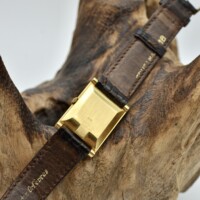 universal geneve or jaune