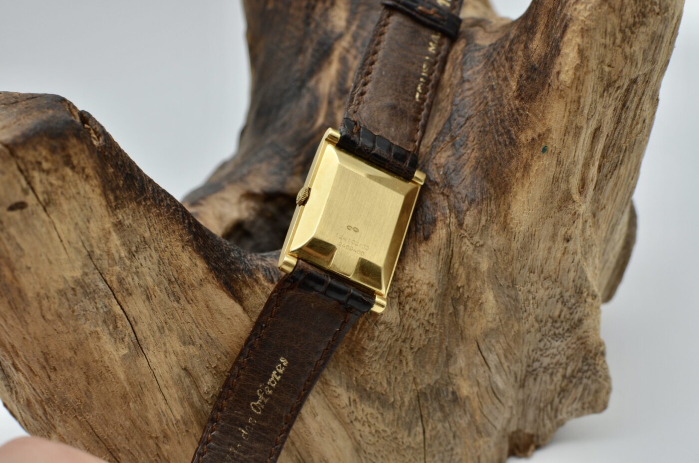 universal geneve or jaune