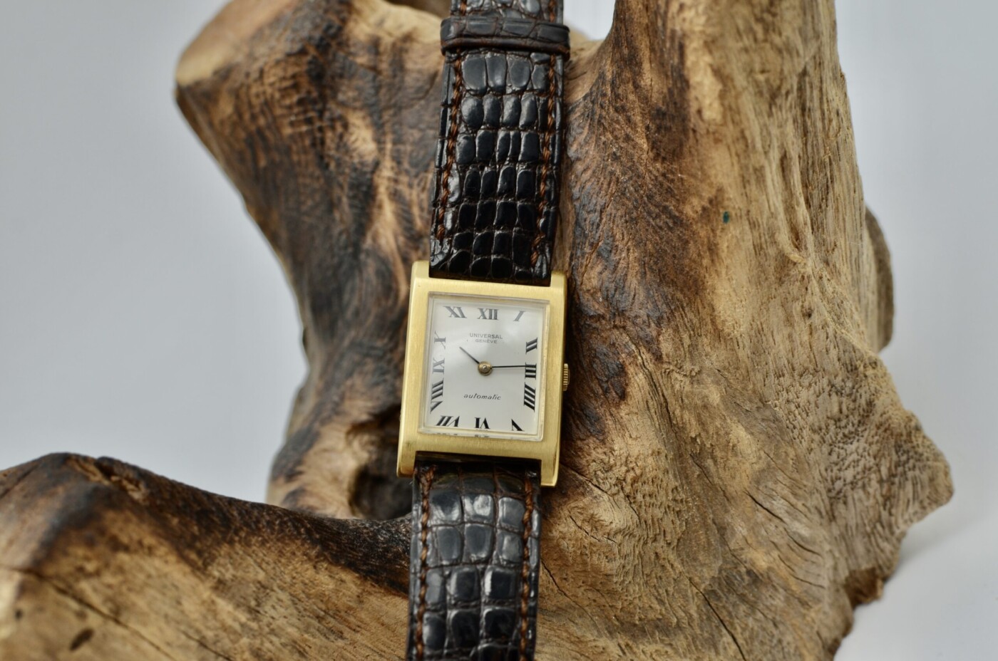 universal geneve or jaune